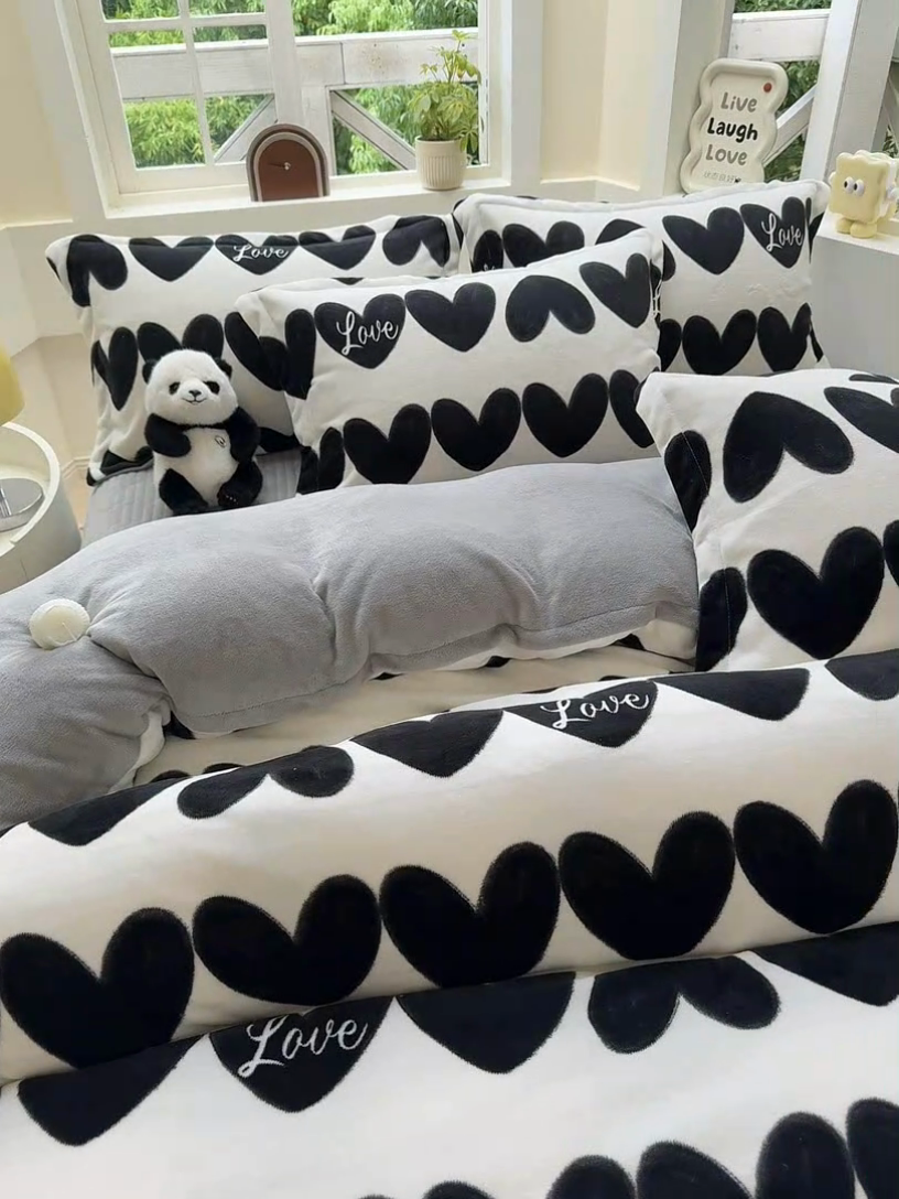 91家纺网 家纺一手货源 找家纺 尚美 2024新款高克重印花花边牛奶绒床盖四件套 黑爱心