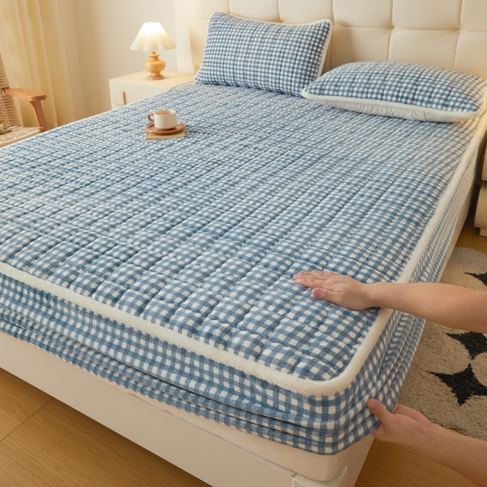 91家纺网 家纺一手货源 找家纺 鑫钰 2024新款A类无印风牛奶绒大豆夹棉床笠-暖格 暖格-蓝小格