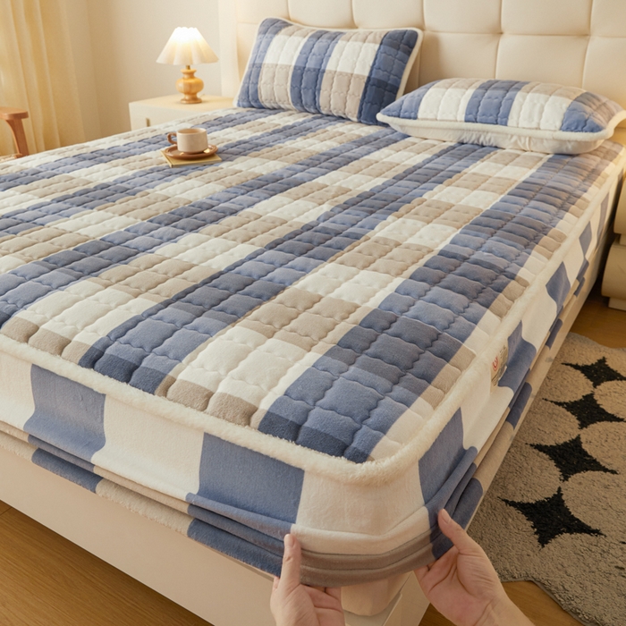 91家纺网 家纺一手货源 找家纺 鑫钰 2024新款A类无印风牛奶绒大豆夹棉床笠-暖格 暖格-蓝大格