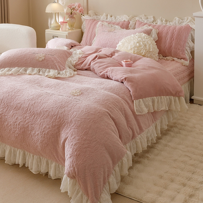 91家纺网 家纺一手货源 找家纺 胜权家纺 2024秋冬新款法式牛奶绒蕾丝床盖四件套系列-爱丽丝 爱丽丝-胭脂粉