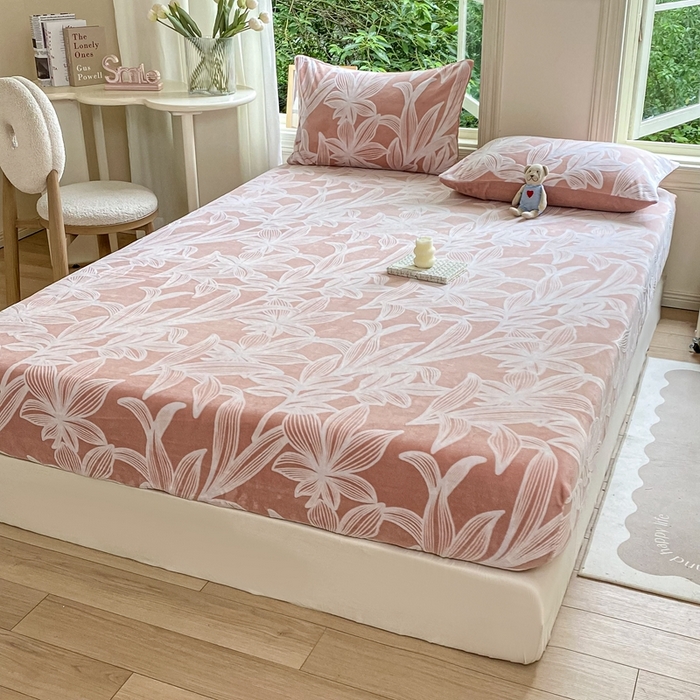 91家纺网 家纺一手货源 找家纺 大境 2024新款A类雕花绒牛奶绒床笠三件套单床笠宝宝绒婴儿绒 叶阑 蔷薇粉