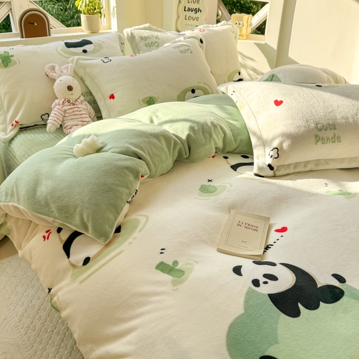 91家纺网 家纺一手货源 找家纺 尚美 2024新款高克重印花花边牛奶绒床盖四件套 绿熊猫