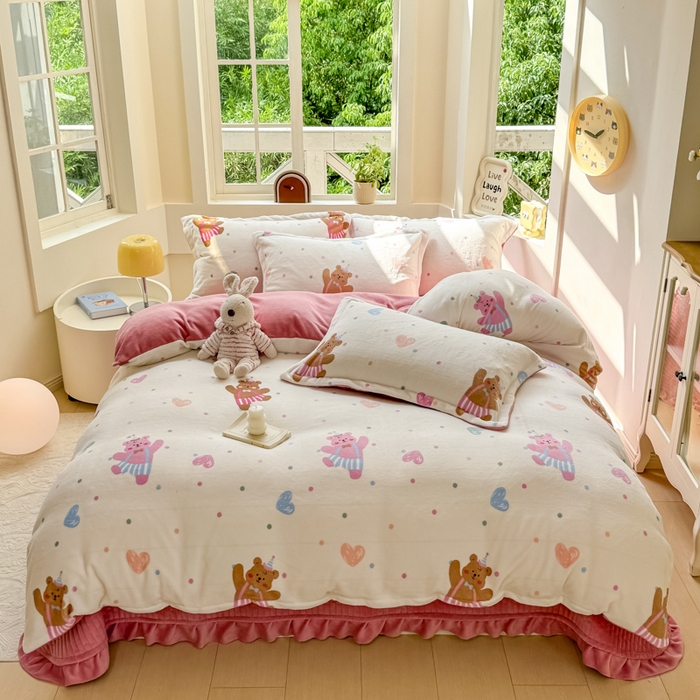 91家纺网 家纺一手货源 找家纺 尚美 2024新款高克重印花花边牛奶绒床盖四件套 熊宝的快乐