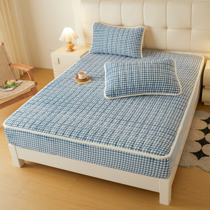 91家纺网 家纺一手货源 找家纺 鑫钰 2024新款A类无印风牛奶绒大豆夹棉床笠-暖格 暖格-蓝小格