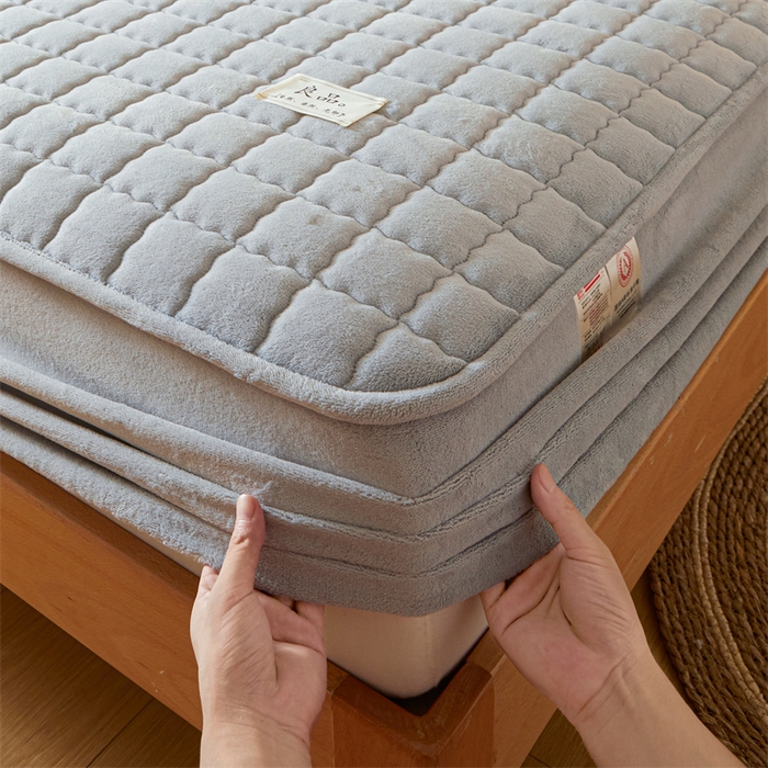 91家纺网 家纺一手货源 找家纺 鑫钰 2024新款A类无印风牛奶绒大豆夹棉床笠-暖格 暖格-浅灰