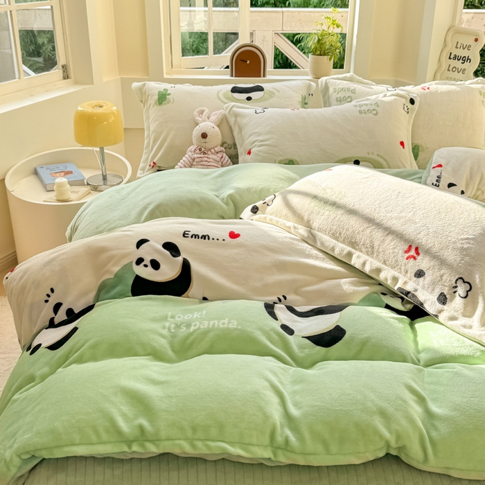 91家纺网 家纺一手货源 找家纺 尚美 2024新款高克重印花花边牛奶绒床盖四件套 绿熊猫