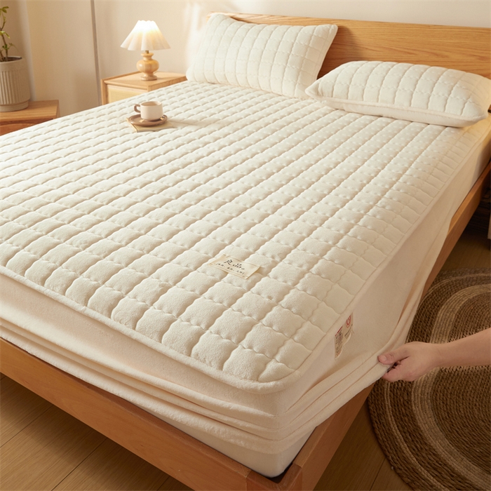 91家纺网 家纺一手货源 找家纺 鑫钰 2024新款A类无印风牛奶绒大豆夹棉床笠-暖格 暖格-米白