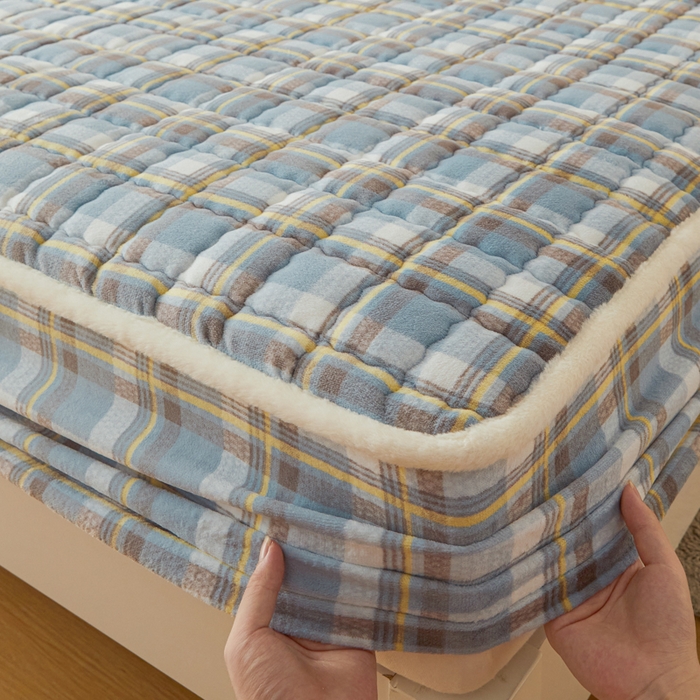 91家纺网 家纺一手货源 找家纺 鑫钰 2024新款A类无印风牛奶绒大豆夹棉床笠-暖格 暖格-简希蓝