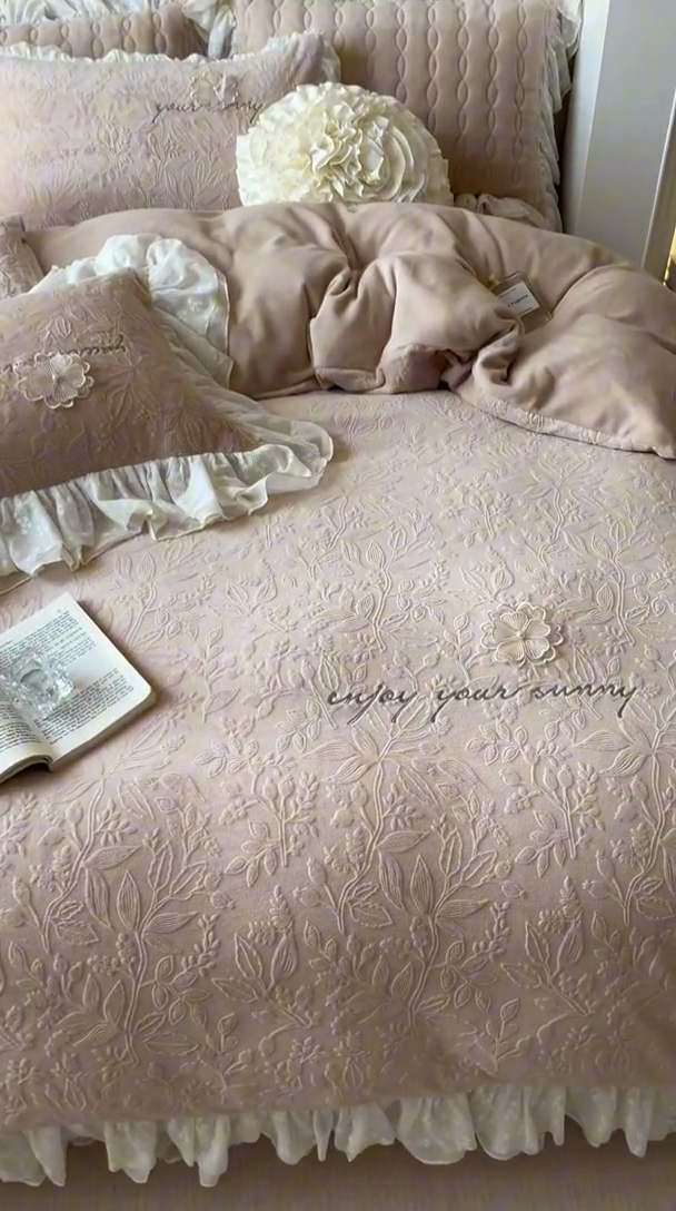 91家纺网 家纺一手货源 找家纺 胜权家纺 2024秋冬新款法式牛奶绒蕾丝床盖四件套系列-爱丽丝 爱丽丝-奶油米