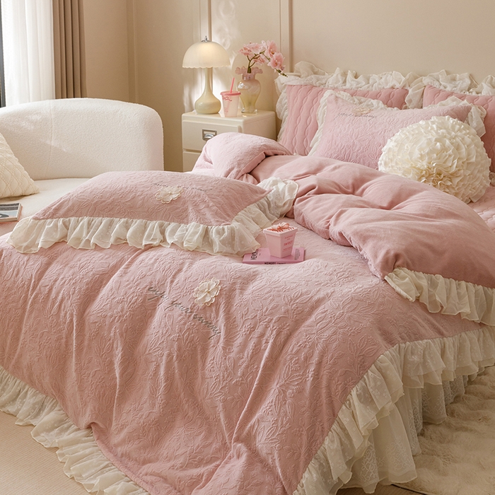 91家纺网 家纺一手货源 找家纺 胜权家纺 2024秋冬新款法式牛奶绒蕾丝床盖四件套系列-爱丽丝 爱丽丝-胭脂粉