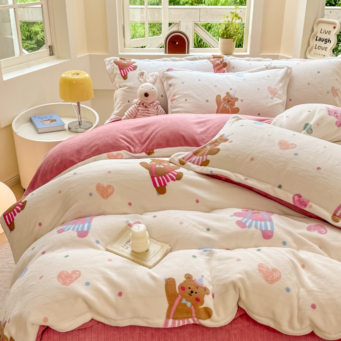 91家纺网 家纺一手货源 找家纺 尚美 2024新款高克重印花花边牛奶绒床盖四件套 熊宝的快乐