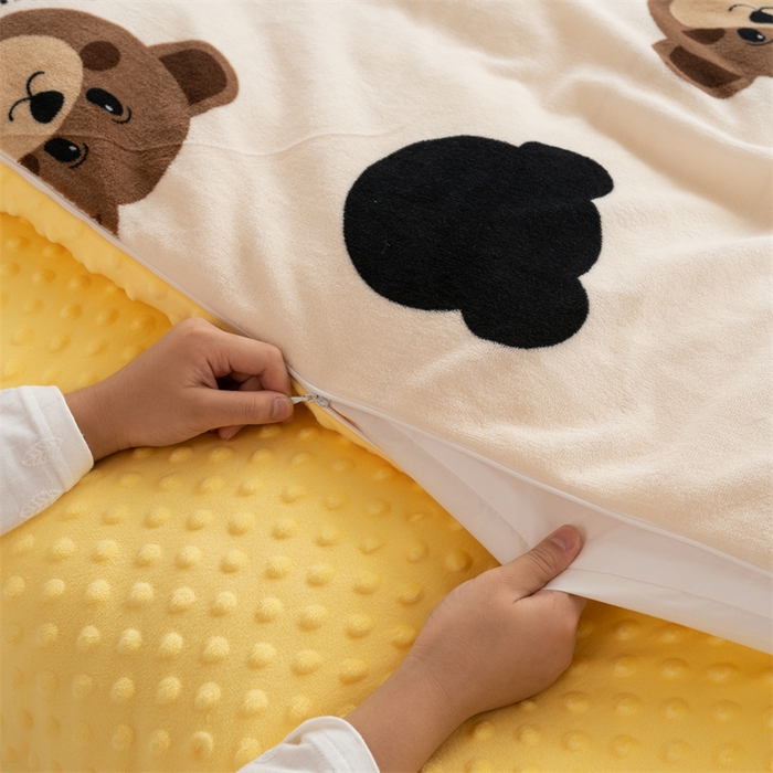 91家纺网 家纺一手货源 找家纺 艾佳宝贝 2024牛奶绒豆豆绒可拆式多功能防踢被 防踢被-乖乖熊