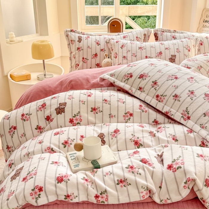 91家纺网 家纺一手货源 找家纺 尚美 2024新款高克重印花花边牛奶绒床盖四件套 花花世界