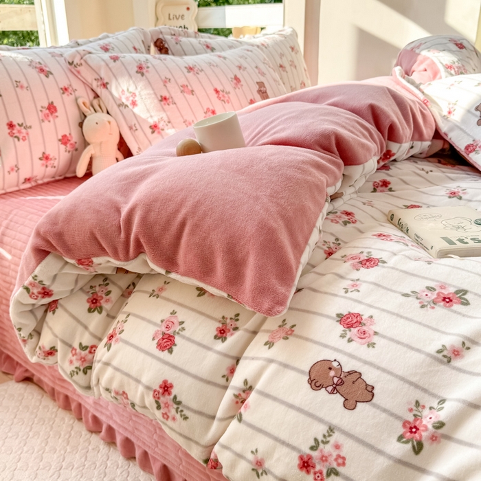 91家纺网 家纺一手货源 找家纺 尚美 2024新款高克重印花花边牛奶绒床盖四件套 花花世界