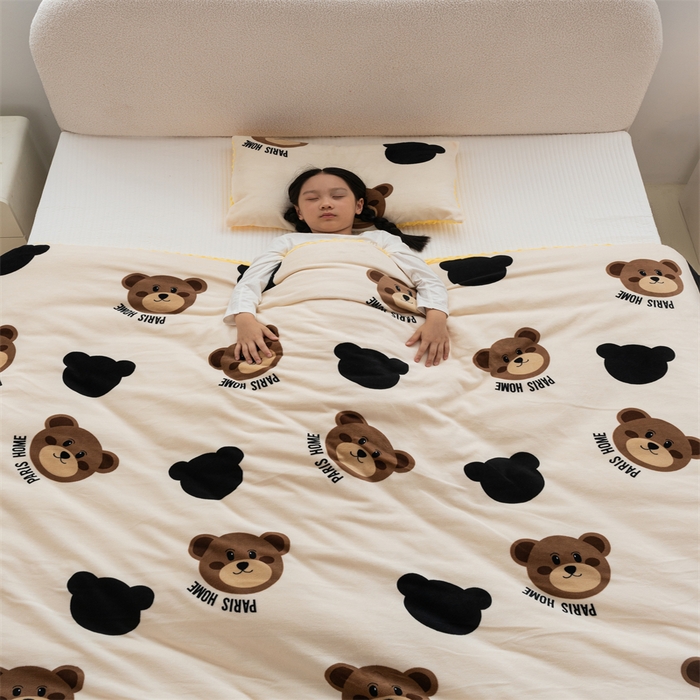 91家纺网 家纺一手货源 找家纺 艾佳宝贝 2024牛奶绒豆豆绒可拆式多功能防踢被 防踢被-乖乖熊