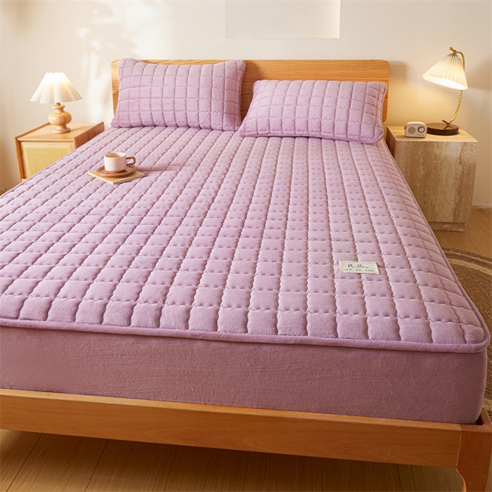 91家纺网 家纺一手货源 找家纺 鑫钰 2024新款A类无印风牛奶绒大豆夹棉床笠-暖格 暖格-紫色