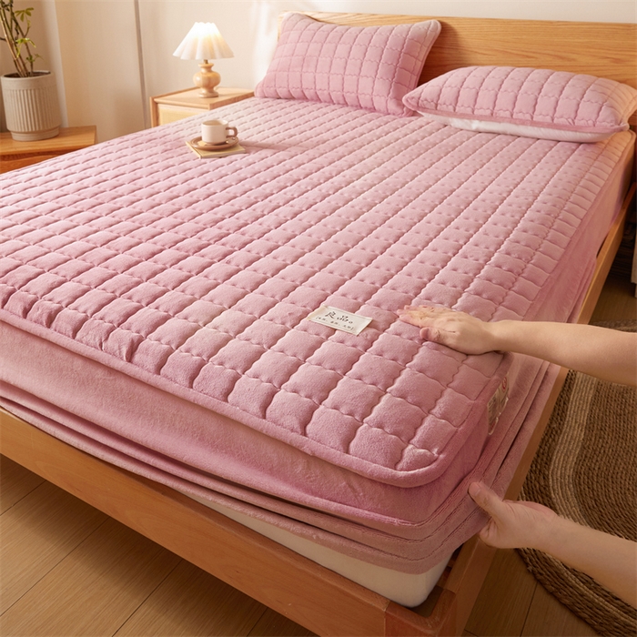 91家纺网 家纺一手货源 找家纺 鑫钰 2024新款A类无印风牛奶绒大豆夹棉床笠-暖格 暖格-绯粉