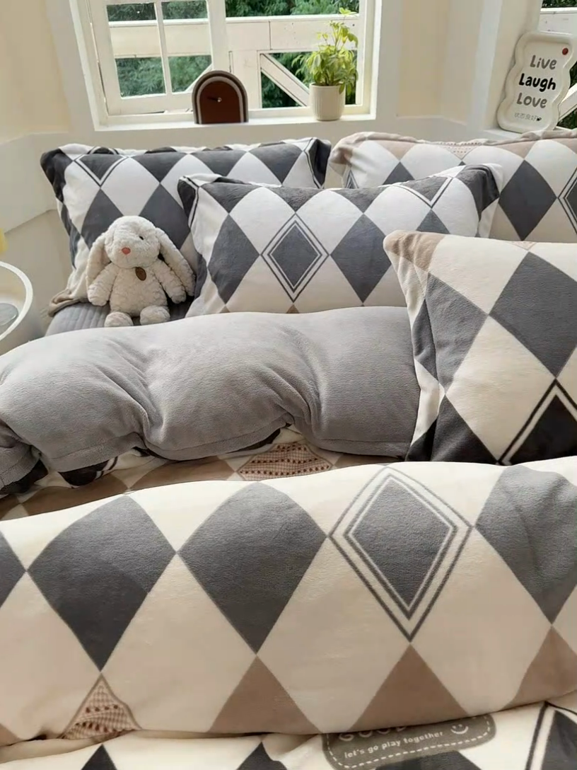 91家纺网 家纺一手货源 找家纺 尚美 2024新款高克重印花花边牛奶绒床盖四件套 菱形格