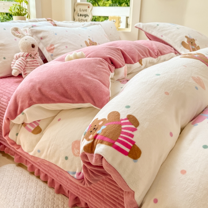 91家纺网 家纺一手货源 找家纺 尚美 2024新款高克重印花花边牛奶绒床盖四件套 熊宝的快乐