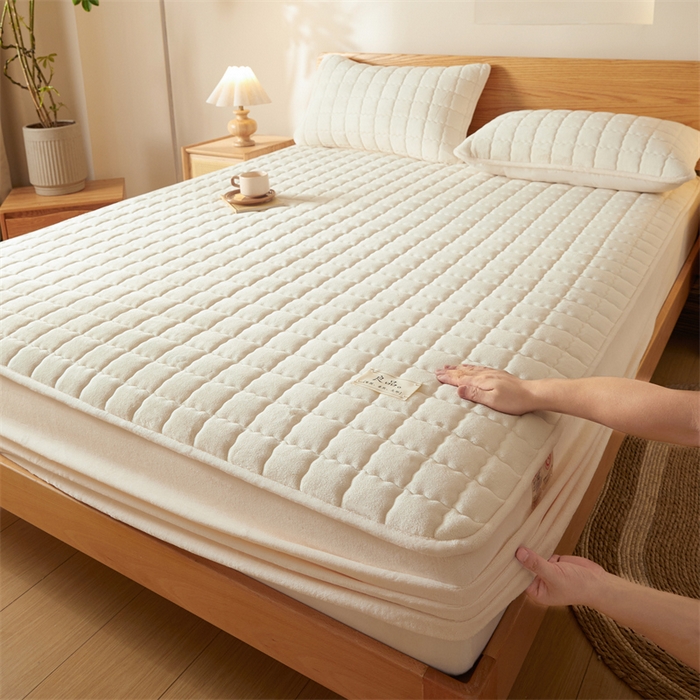 91家纺网 家纺一手货源 找家纺 鑫钰 2024新款A类无印风牛奶绒大豆夹棉床笠-暖格 暖格-米白