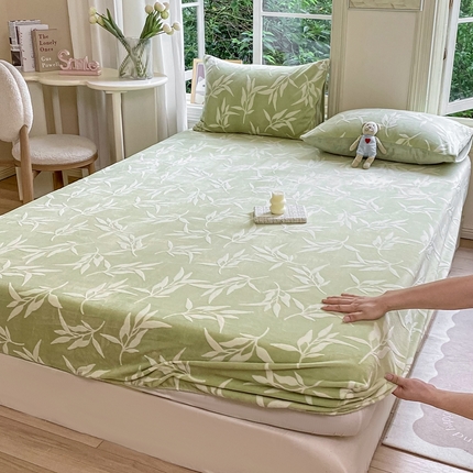 91家纺网 家纺一手货源 找家纺 其奥家纺 2025新款A类雕花绒牛奶绒床笠三件套单床笠宝宝绒婴儿绒 竹影 奶绿