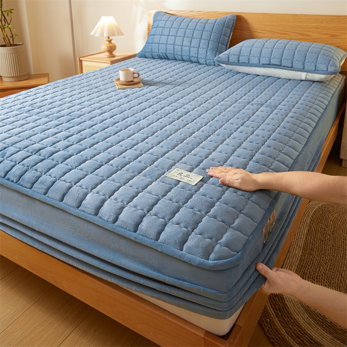 91家纺网 家纺一手货源 找家纺 鑫钰 2024新款A类无印风牛奶绒大豆夹棉床笠-暖格 暖格-湖蓝