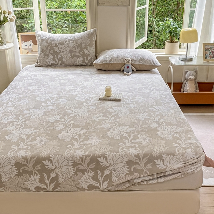 91家纺网 家纺一手货源 找家纺 大境 2024新款A类雕花绒牛奶绒床笠三件套单床笠宝宝绒婴儿绒 罗曼 淡灰