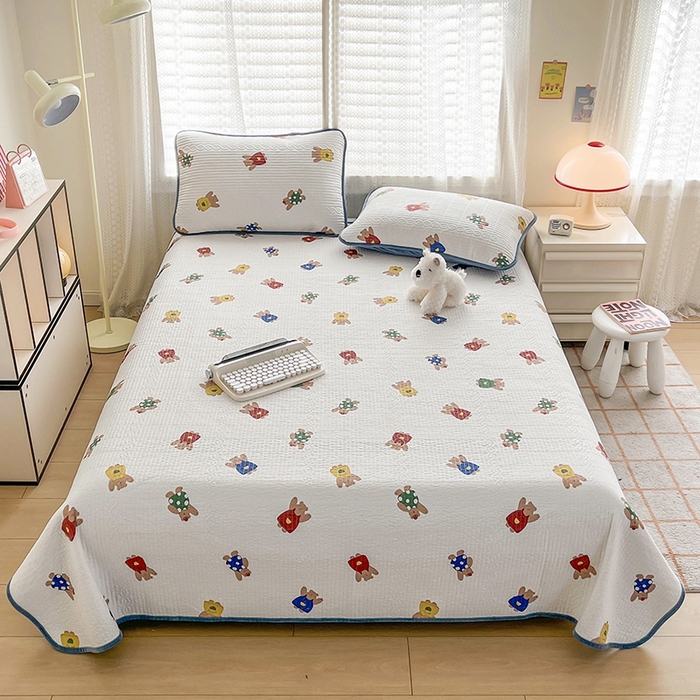 91家纺网 家纺一手货源 找家纺 沐纯家居 2025新款婴儿绒纯棉水洗床盖 萌宠小熊-海蓝