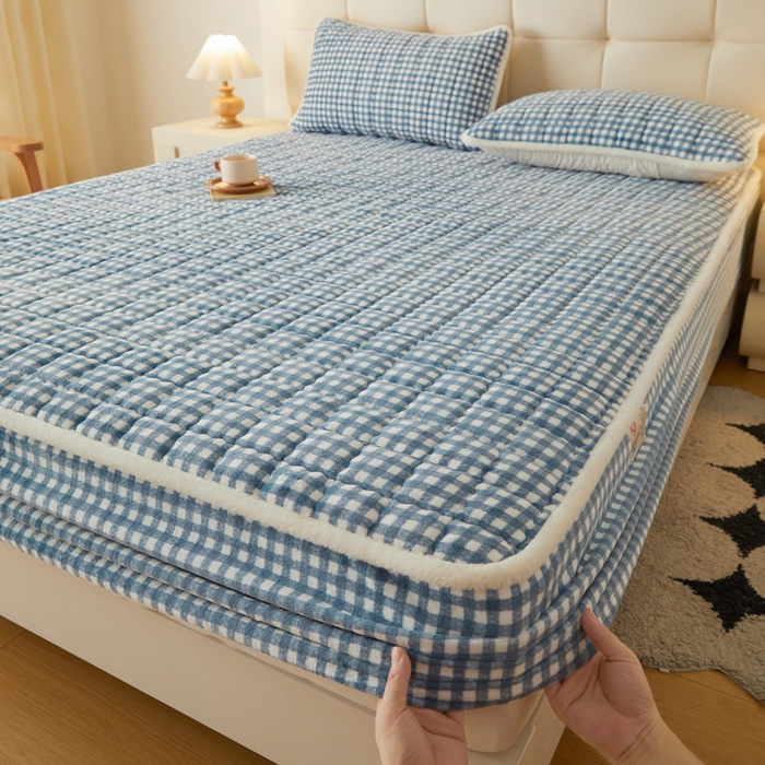 91家纺网 家纺一手货源 找家纺 鑫钰 2024新款A类无印风牛奶绒大豆夹棉床笠-暖格 暖格-蓝小格