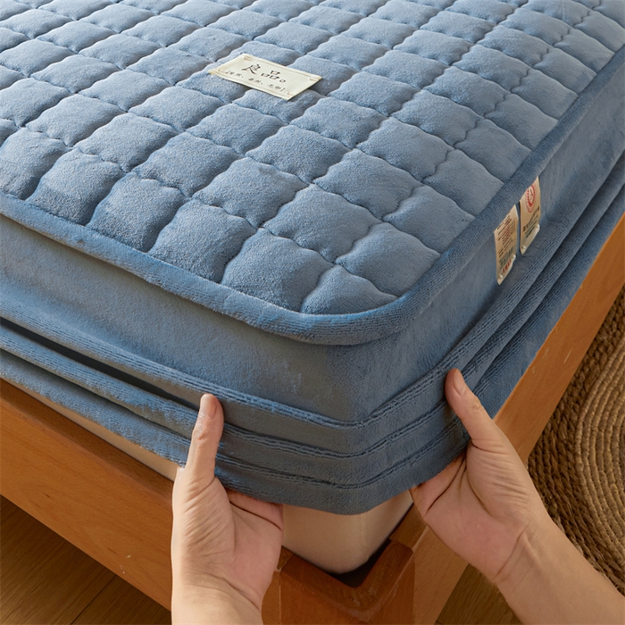 91家纺网 家纺一手货源 找家纺 鑫钰 2024新款A类无印风牛奶绒大豆夹棉床笠-暖格 暖格-湖蓝