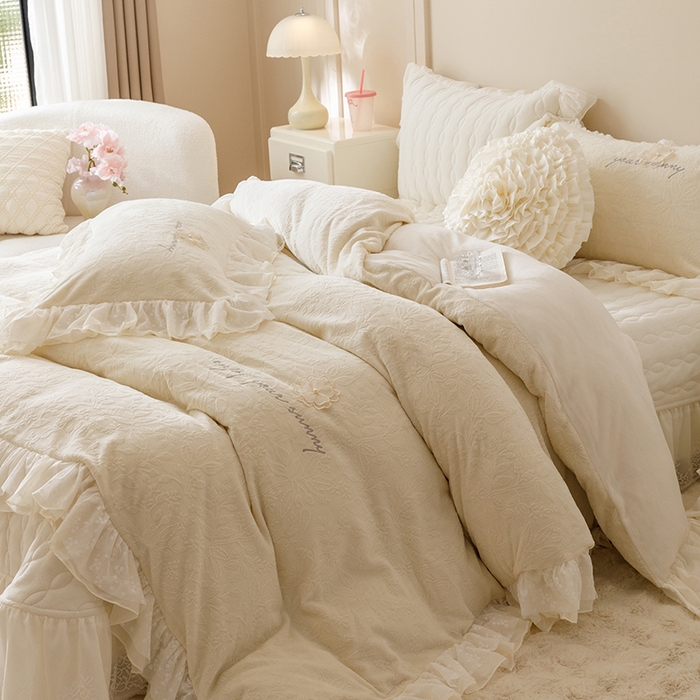 91家纺网 家纺一手货源 找家纺 胜权家纺 2024秋冬新款法式牛奶绒蕾丝床盖四件套系列-爱丽丝 爱丽丝-珍珠白