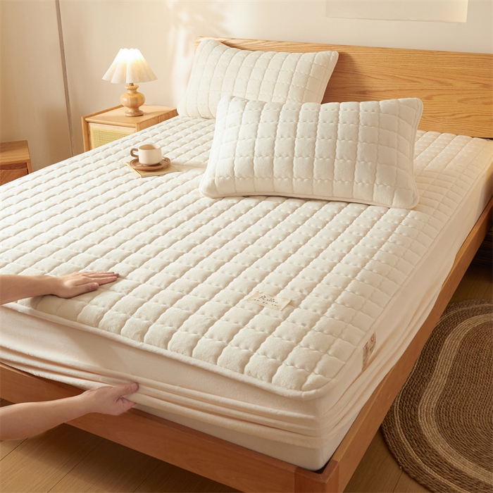 91家纺网 家纺一手货源 找家纺 鑫钰 2024新款A类无印风牛奶绒大豆夹棉床笠-暖格 暖格-米白