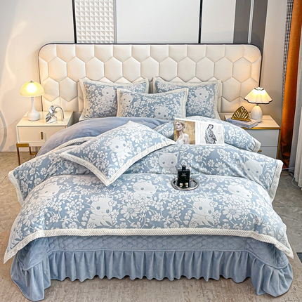 芷卧 2025新款韩版立体雕花牛奶绒夹棉床盖款四件套 半夏时光-浅蓝