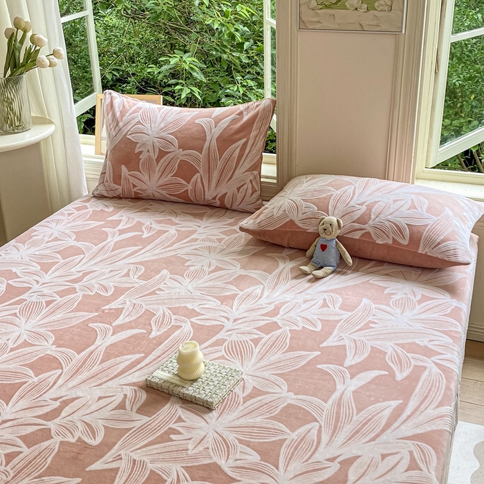 91家纺网 家纺一手货源 找家纺 大境 2024新款A类雕花绒牛奶绒床笠三件套单床笠宝宝绒婴儿绒 叶阑 蔷薇粉