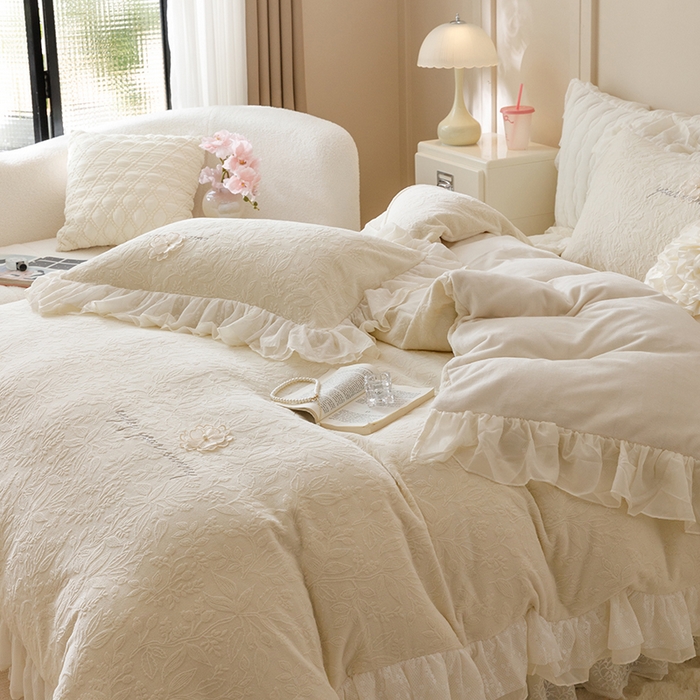 91家纺网 家纺一手货源 找家纺 胜权家纺 2024秋冬新款法式牛奶绒蕾丝床盖四件套系列-爱丽丝 爱丽丝-珍珠白