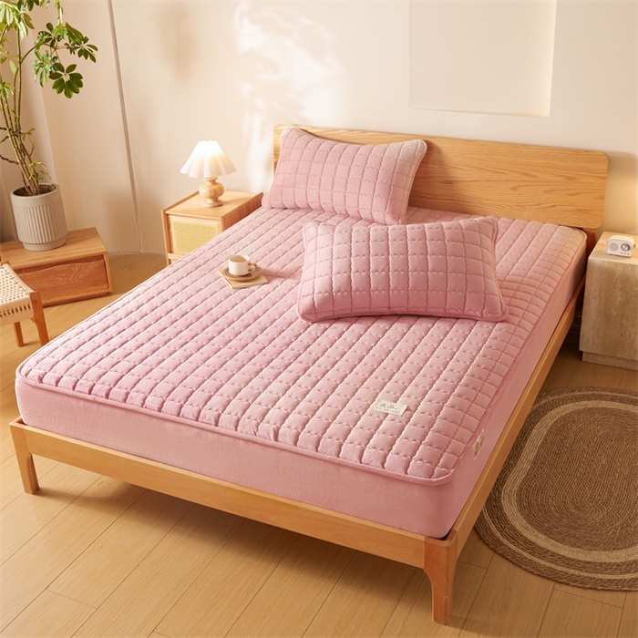 91家纺网 家纺一手货源 找家纺 鑫钰 2024新款A类无印风牛奶绒大豆夹棉床笠-暖格 暖格-绯粉