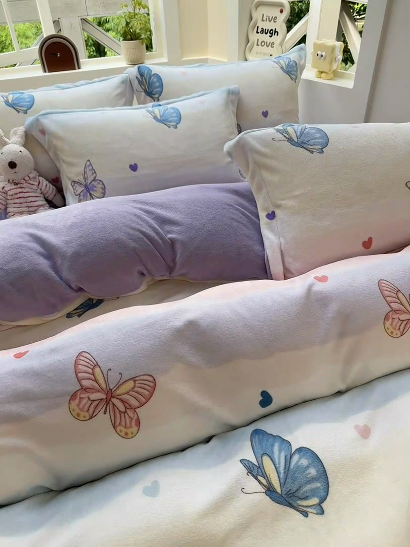 91家纺网 家纺一手货源 找家纺 尚美 2024新款高克重印花花边牛奶绒床盖四件套 蝴蝶飞飞