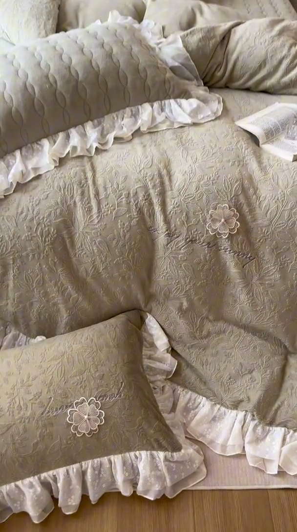 91家纺网 家纺一手货源 找家纺 胜权家纺 2024秋冬新款法式牛奶绒蕾丝床盖四件套系列-爱丽丝 爱丽丝-橄榄绿