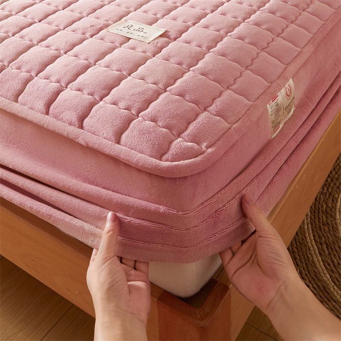 91家纺网 家纺一手货源 找家纺 鑫钰 2024新款A类无印风牛奶绒大豆夹棉床笠-暖格 暖格-绯粉