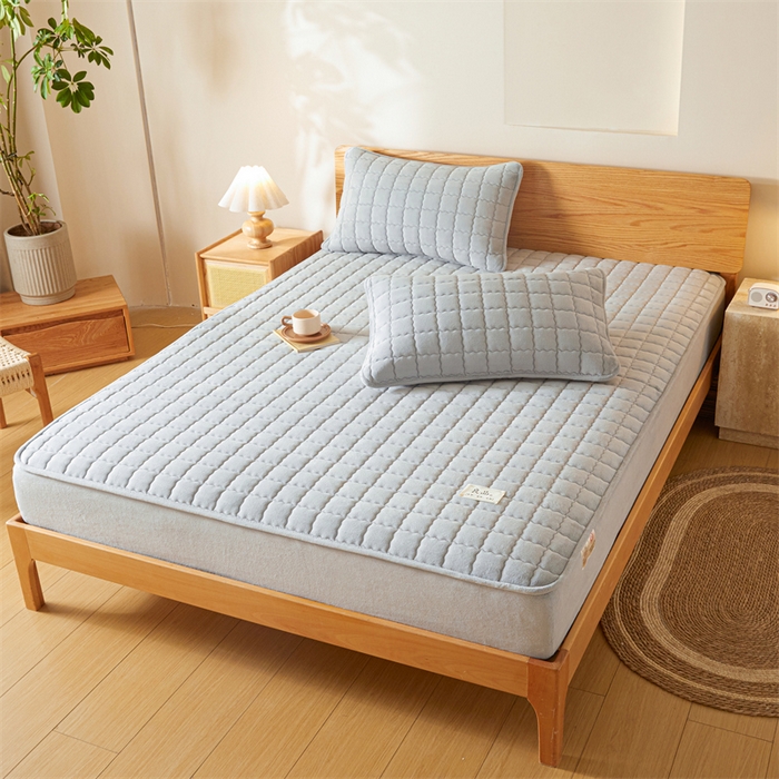 91家纺网 家纺一手货源 找家纺 鑫钰 2024新款A类无印风牛奶绒大豆夹棉床笠-暖格 暖格-浅灰