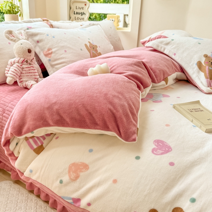 91家纺网 家纺一手货源 找家纺 尚美 2024新款高克重印花花边牛奶绒床盖四件套 熊宝的快乐