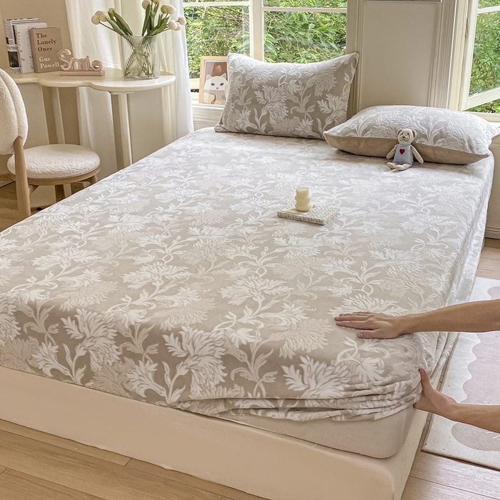 91家纺网 家纺一手货源 找家纺 大境 2024新款A类雕花绒牛奶绒床笠三件套单床笠宝宝绒婴儿绒 罗曼 淡灰