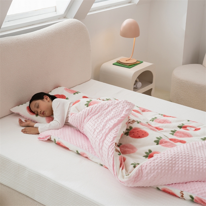 91家纺网 家纺一手货源 找家纺 艾佳宝贝 2024牛奶绒豆豆绒可拆式多功能防踢被 防踢被-草莓甜心