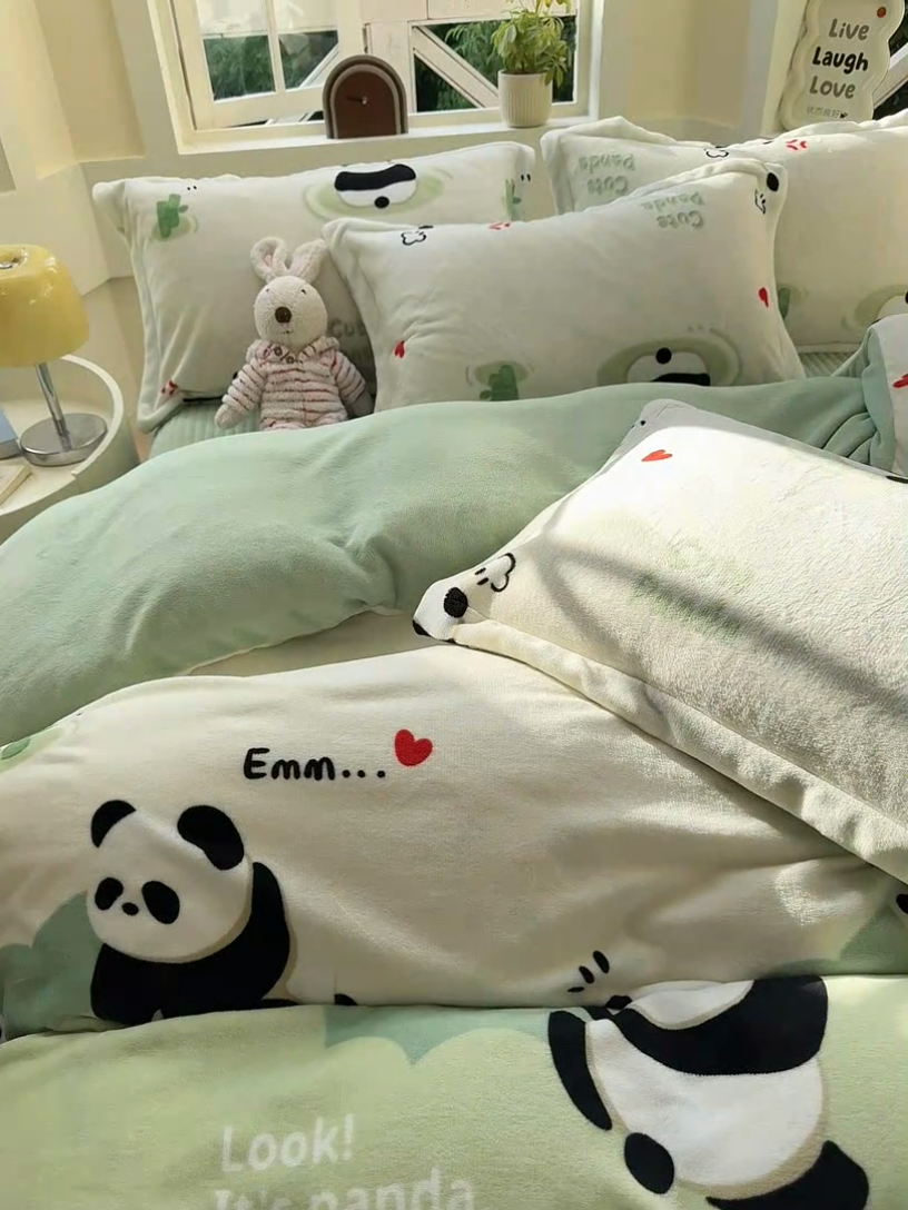 91家纺网 家纺一手货源 找家纺 尚美 2024新款高克重印花花边牛奶绒床盖四件套 绿熊猫