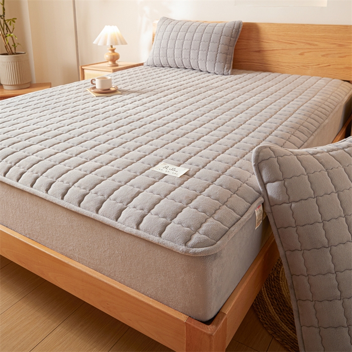 91家纺网 家纺一手货源 找家纺 鑫钰 2024新款A类无印风牛奶绒大豆夹棉床笠-暖格 暖格-紫灰