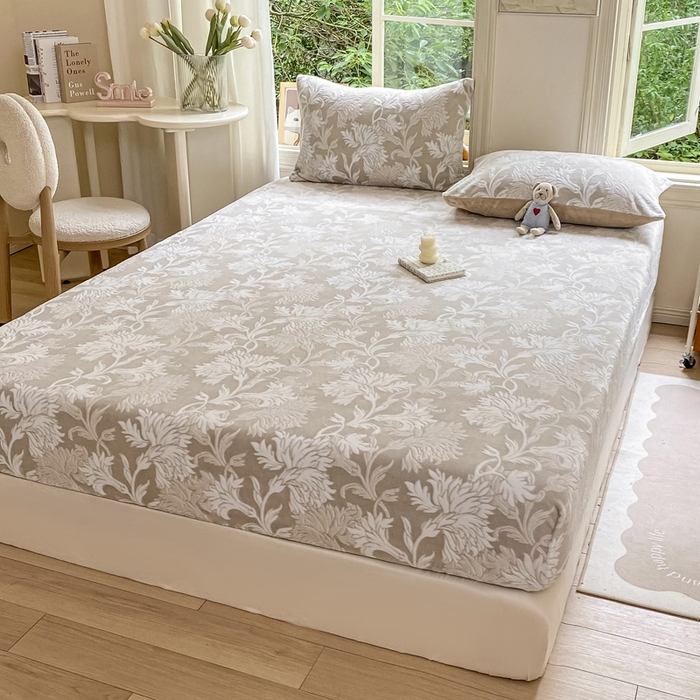 91家纺网 家纺一手货源 找家纺 大境 2024新款A类雕花绒牛奶绒床笠三件套单床笠宝宝绒婴儿绒 罗曼 淡灰