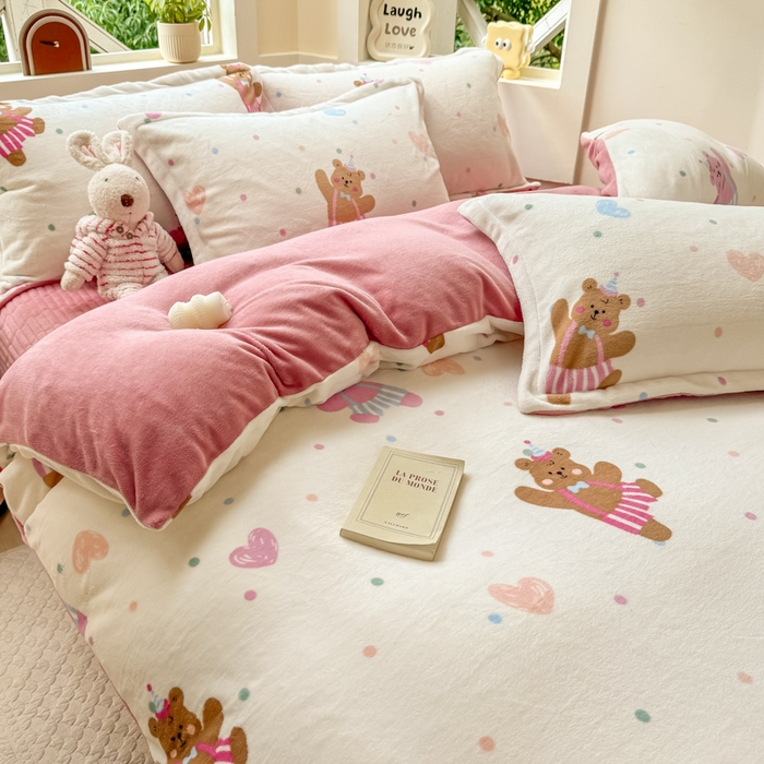 91家纺网 家纺一手货源 找家纺 尚美 2024新款高克重印花花边牛奶绒床盖四件套 熊宝的快乐