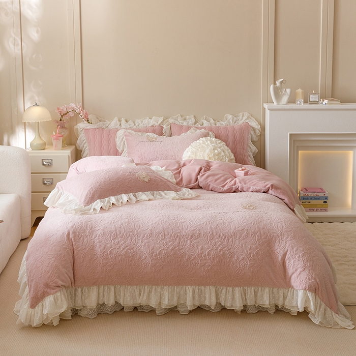 91家纺网 家纺一手货源 找家纺 胜权家纺 2024秋冬新款法式牛奶绒蕾丝床盖四件套系列-爱丽丝 爱丽丝-胭脂粉