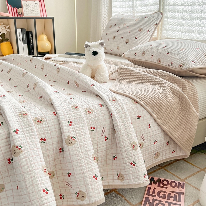 91家纺网 家纺一手货源 找家纺 沐纯家居 2025新款婴儿绒纯棉水洗床盖 樱桃派-奶咖