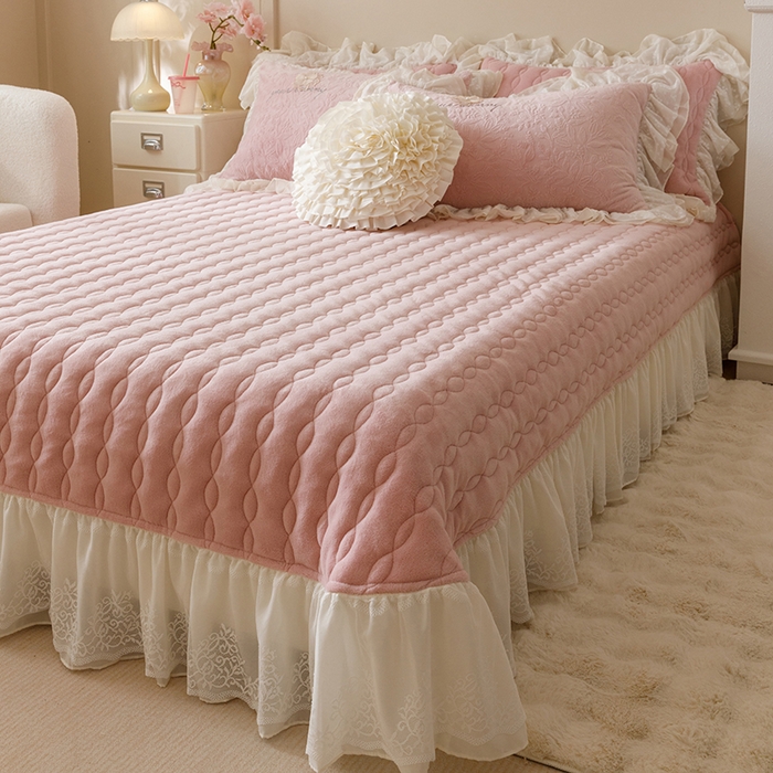 91家纺网 家纺一手货源 找家纺 胜权家纺 2024秋冬新款法式牛奶绒蕾丝单床盖系列-爱丽丝 爱丽丝-胭脂粉